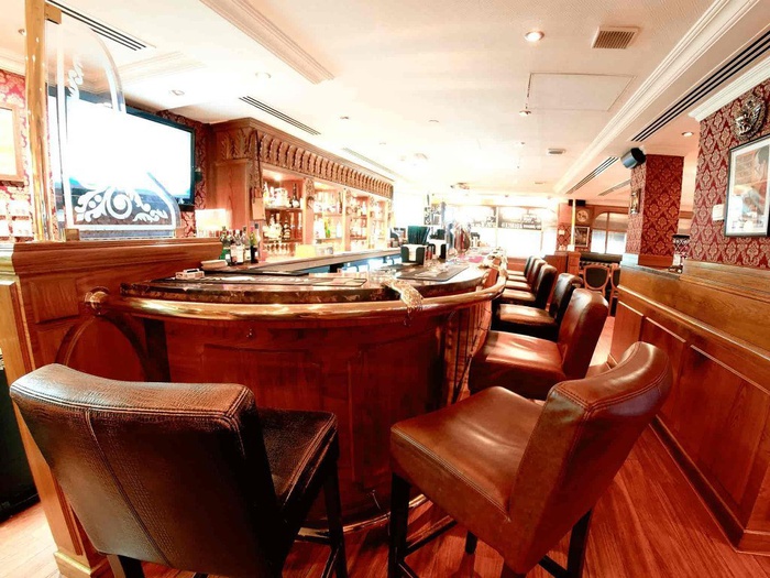Pub inglÉs sherlock holmes arabian courtyard hotel & spa bur dubai Pub inglÉs sherlock holmes arabian courtyard hotel & spa bur dubai