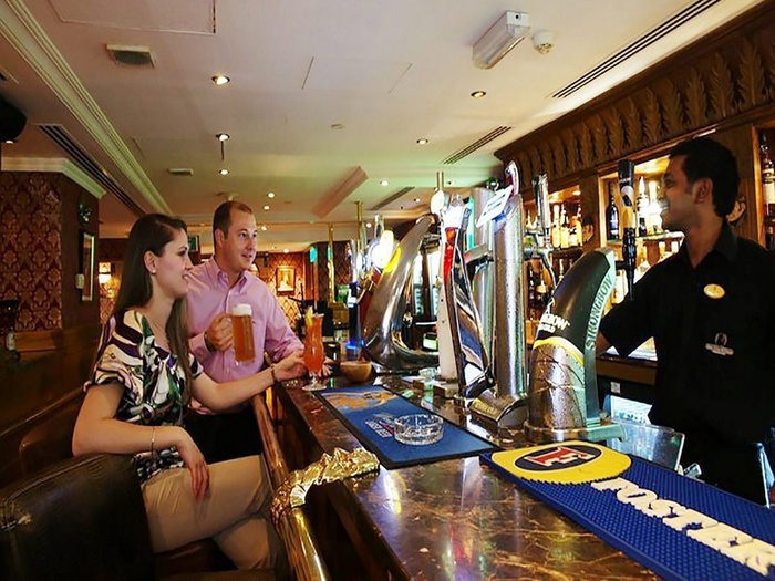 Pub inglÉs sherlock holmes arabian courtyard hotel & spa bur dubai Pub inglÉs sherlock holmes arabian courtyard hotel & spa bur dubai