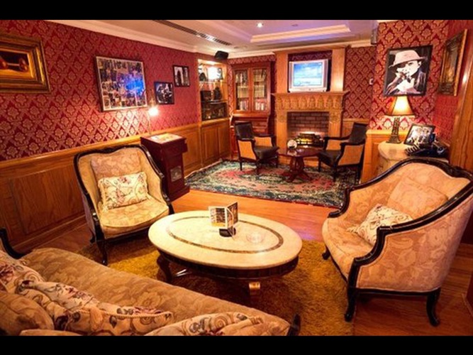 Bar ingles sherlock holmes Arabian Courtyard Hotel & Spa Bur Dubai